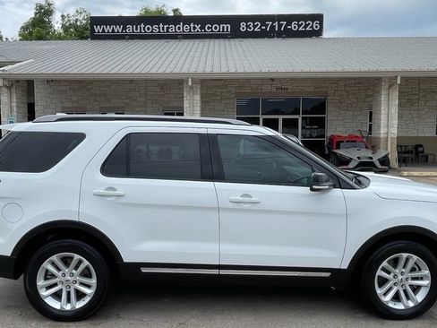 Used 2017 Ford Explorer XLT w/ Equipment Group 201A FWD image 5