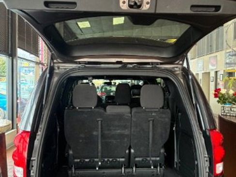 Used 2018 Dodge Grand Caravan SE image 12