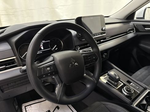 Used 2023 Mitsubishi Outlander SE image 26