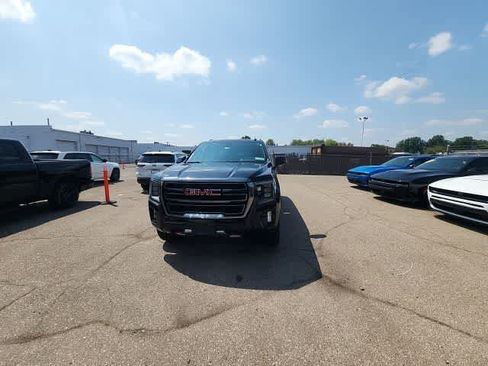 Used 2021 GMC Yukon XL AT4 w/ AT4 Premium Package AWD/4WD image 5