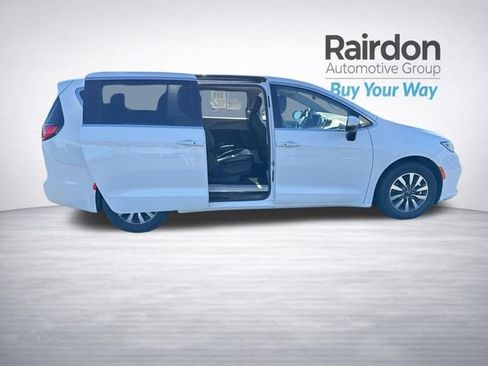 Used 2023 Chrysler Pacifica Touring-L FWD image 20