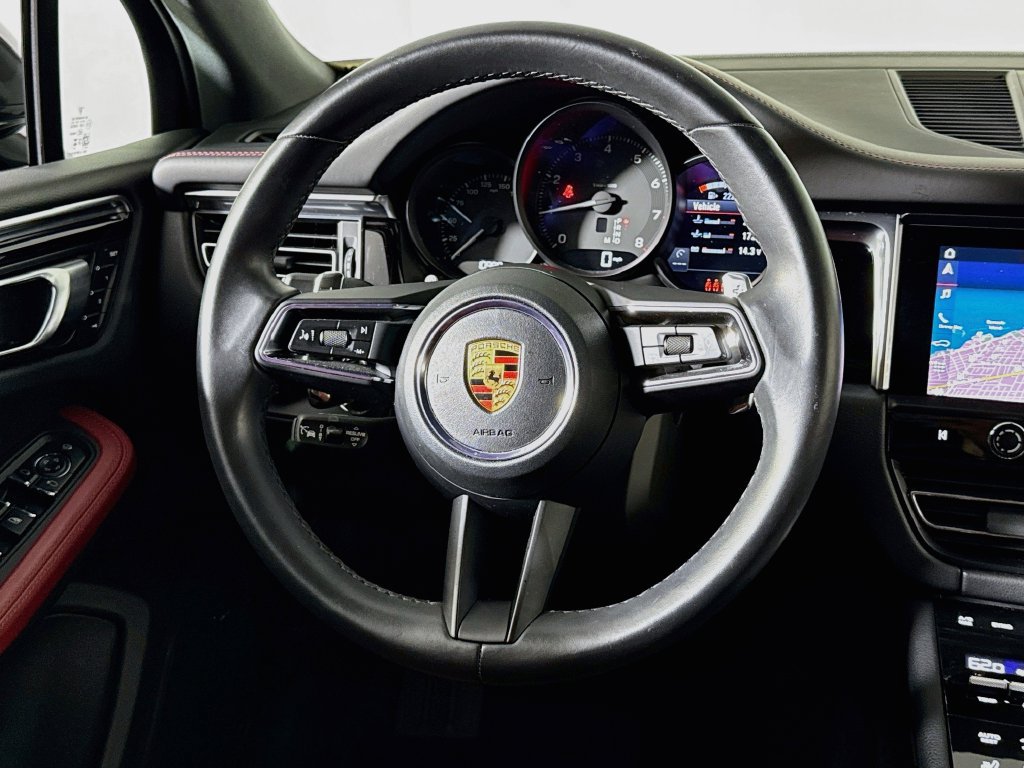 Certified 2025 Porsche Macan AWD/4WD image 12
