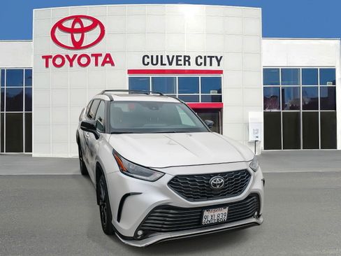 Certified 2024 Toyota Highlander XSE image 1