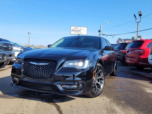 Used 2019 Chrysler 300 Touring w/ Sport Appearance Package RWD image 6