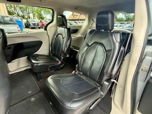 Used 2018 Chrysler Pacifica Touring-L w/ Advanced Safetytec Group FWD image 20