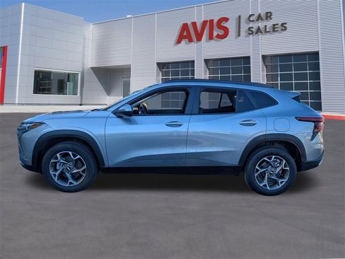 Used 2025 Chevrolet Trax LT w/ LT Convenience Package image 10