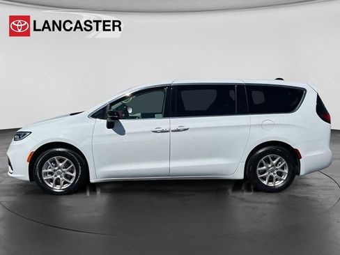 Used 2024 Chrysler Pacifica Touring-L FWD image 4