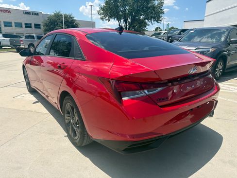 Used 2022 Hyundai Elantra SEL w/ Convenience Package FWD image 2