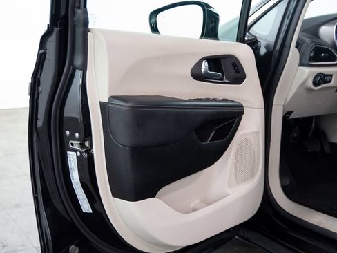 Used 2024 Chrysler Pacifica Limited FWD image 6