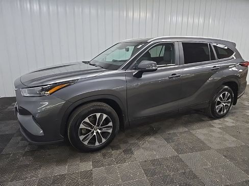 Used 2023 Toyota Highlander XLE AWD/4WD image 6