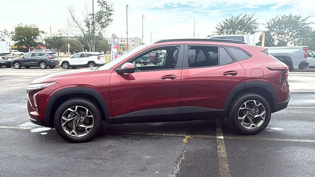 Used 2025 Chevrolet Trax LT w/ LT Convenience Package FWD image 4