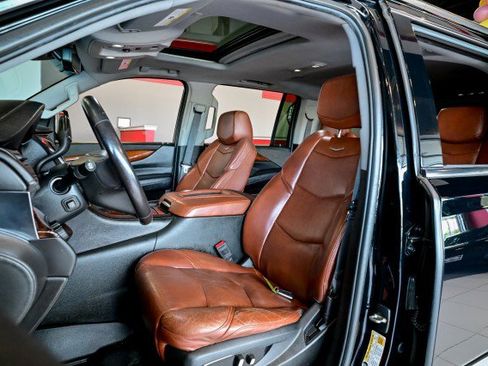 Used 2018 Cadillac Escalade ESV Luxury AWD/4WD image 15