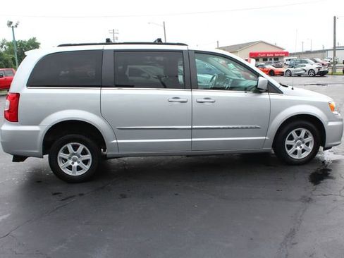 Used 2012 Chrysler Town & Country Touring image 17