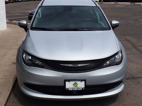 Used 2023 Chrysler Voyager LX image 15