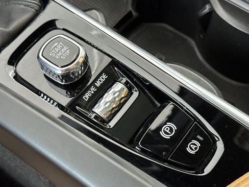 Used 2019 Volvo XC60 T6 Momentum AWD/4WD image 17