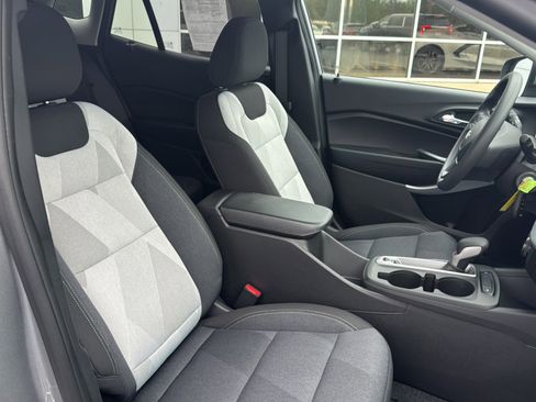 Used 2025 Chevrolet Trax LS w/ LS Convenience Package image 11