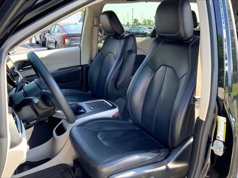 Used 2022 Chrysler Pacifica Touring-L FWD image 23