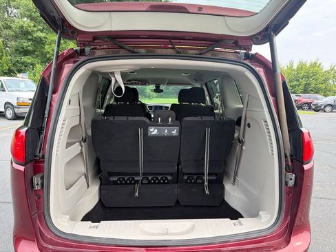 Used 2019 Chrysler Pacifica Touring Plus w/ Cold Weather Group FWD image 9