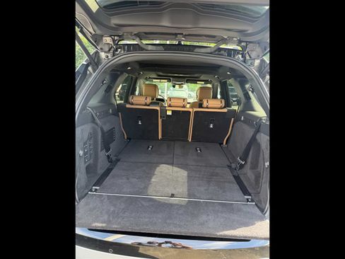Used 2024 Land Rover Discovery Metropolitan Edition AWD/4WD image 19