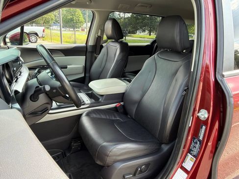 Certified 2024 Kia Carnival LX FWD image 17