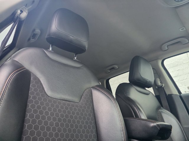 Used 2018 Jeep Compass Latitude w/ Popular Equipment Group FWD image 17