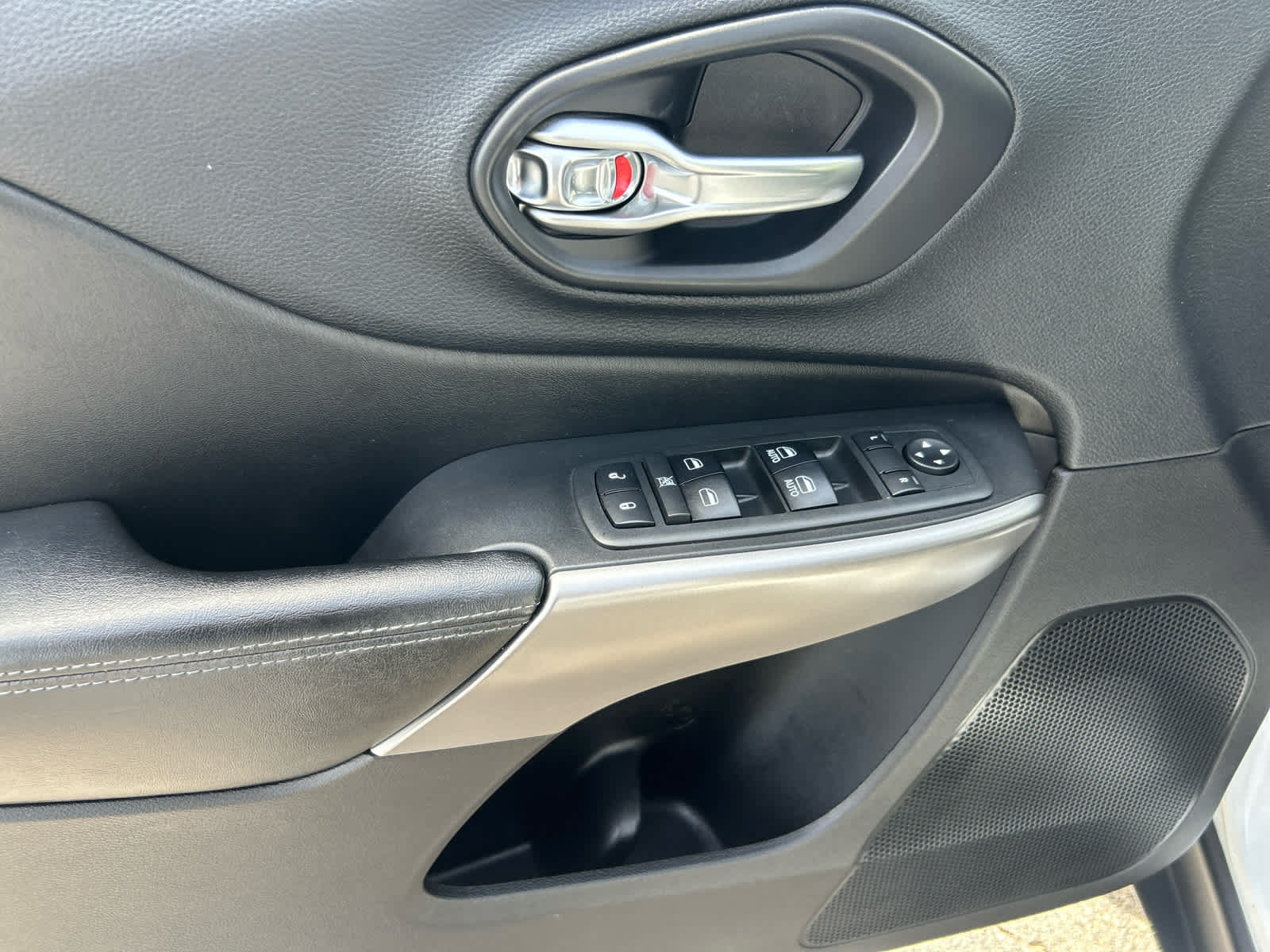 Used 2019 Jeep Cherokee Latitude Plus w/ Cold Weather Group AWD/4WD image 10