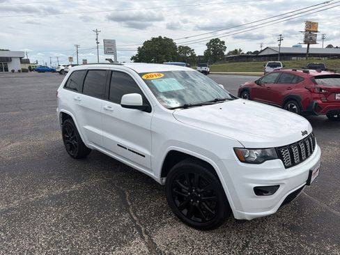 Used 2018 Jeep Grand Cherokee Altitude RWD image 9