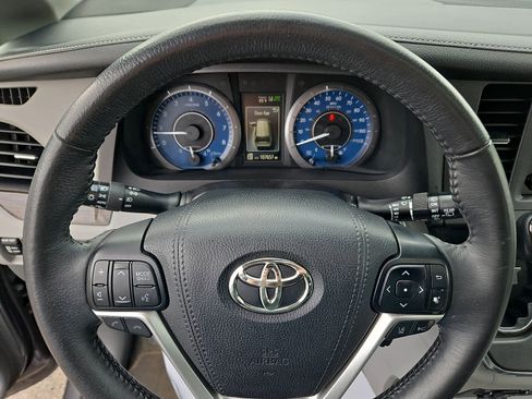 Used 2018 Toyota Sienna XLE FWD image 21