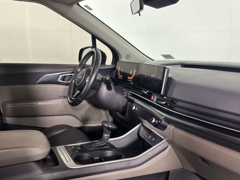 Used 2025 Kia Carnival image 32