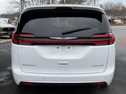 Used 2024 Chrysler Pacifica Limited image 6