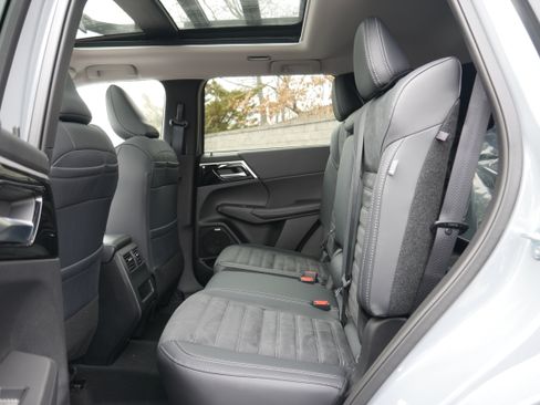 Used 2025 Mitsubishi Outlander AWD image 14