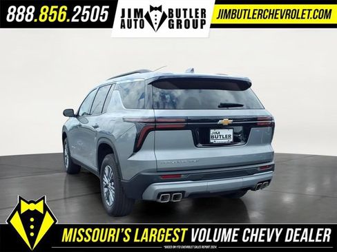 Used 2026 Chevrolet Traverse LT AWD/4WD image 2
