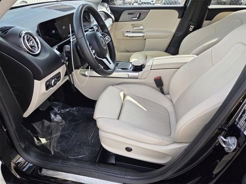 Used 2020 Mercedes-Benz GLB 250 w/ Premium Package image 4