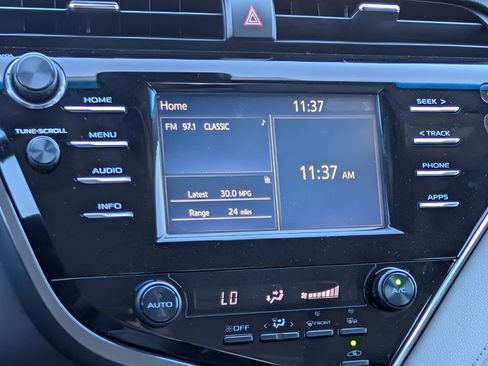 Used 2018 Toyota Camry SE image 19