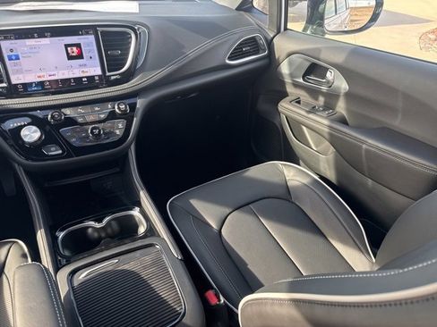 New 2026 Chrysler Pacifica Limited image 17