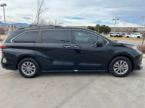 Used 2022 Toyota Sienna XLE image 9