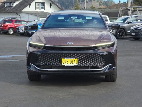 New 2026 Toyota Crown Platinum image 3