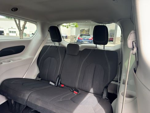 Used 2023 Chrysler Voyager LX FWD image 9