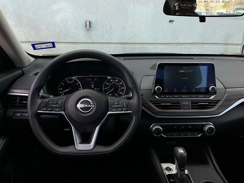 Used 2025 Nissan Altima 2.5 SV image 14