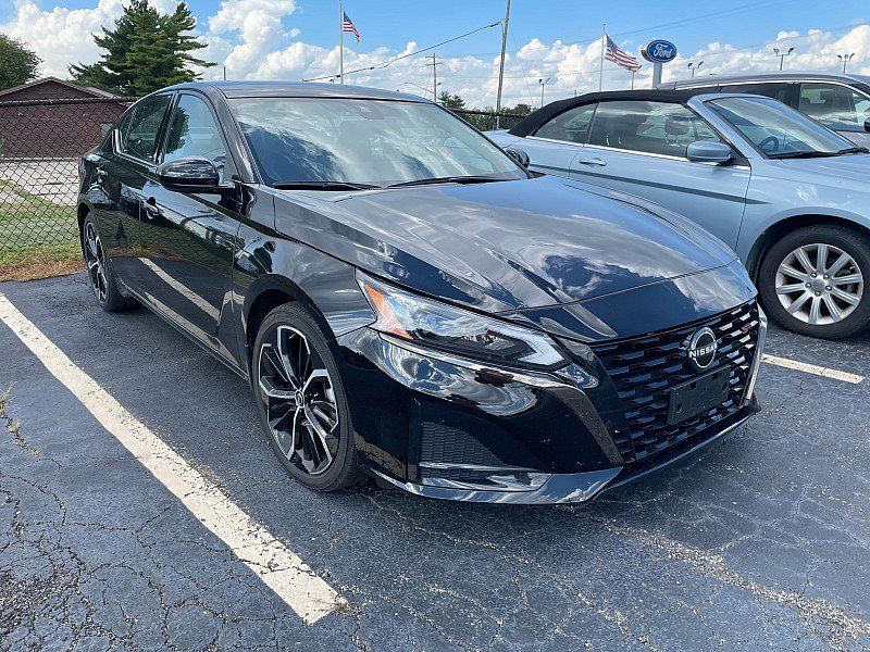 Used 2024 Nissan Altima 2.5 SR w/ SR Premium Package FWD image 3