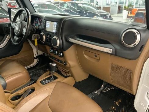 Used 2017 Jeep Wrangler Unlimited Rubicon w/ Connectivity Group AWD/4WD image 9