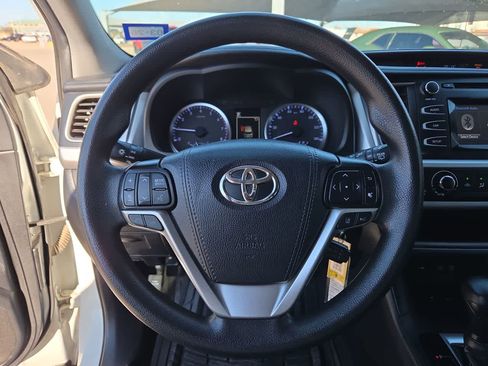 Used 2019 Toyota Highlander LE image 19