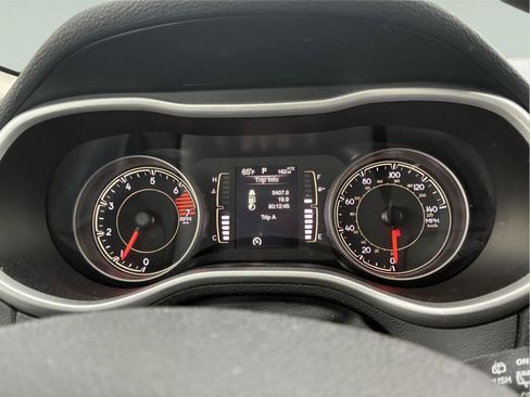 Used 2018 Jeep Cherokee Latitude Plus w/ Cold Weather Group AWD/4WD image 19