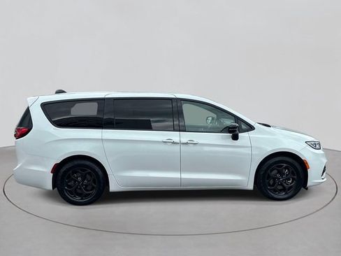 Used 2023 Chrysler Pacifica Limited w/ Uconnect Theater Family Group FWD image 4