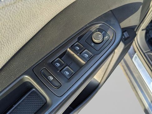 Certified 2024 Volkswagen Taos SE image 17