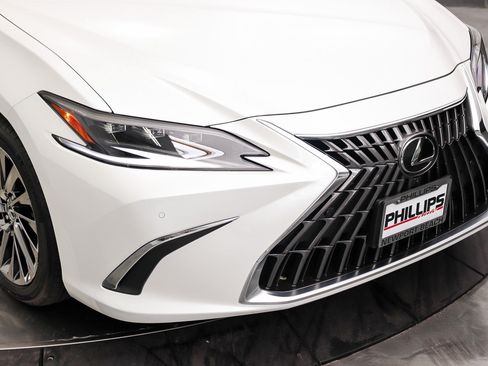 Used 2024 Lexus ES 300h w/ Luxury Package FWD image 11