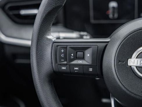 Used 2025 Nissan Kicks SV w/ Charging Package image 28