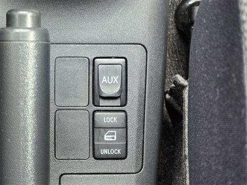 Used 2011 Toyota Yaris Base image 20