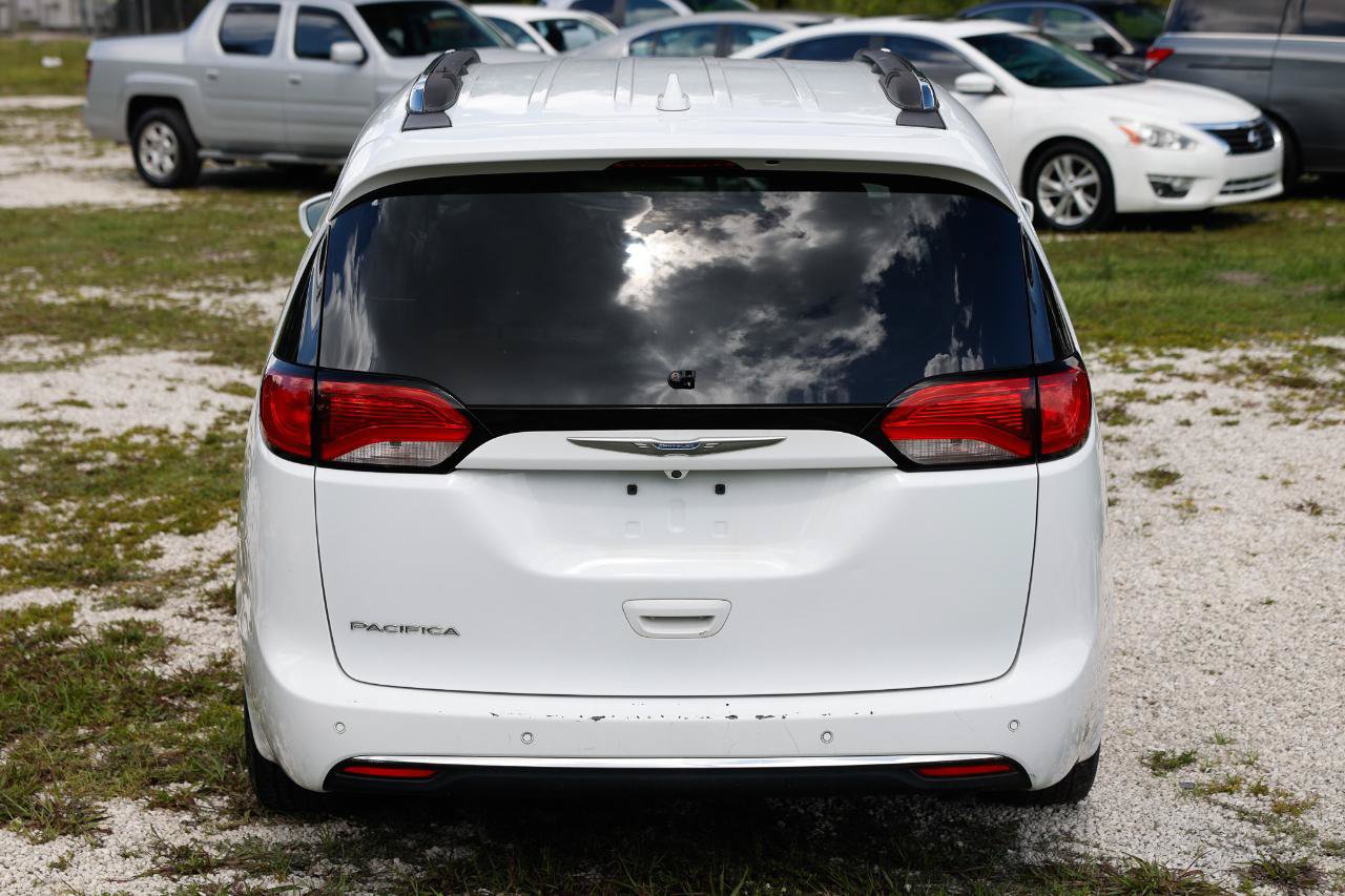 Used 2018 Chrysler Pacifica Touring-L FWD image 9