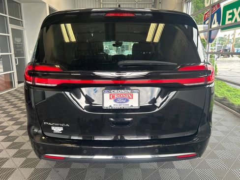 Used 2024 Chrysler Pacifica Touring-L FWD image 5